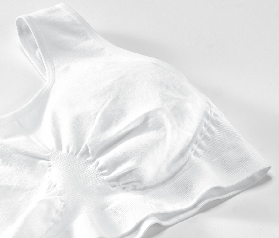 Egy fehér női seamless bustier melltartó részletfotója.