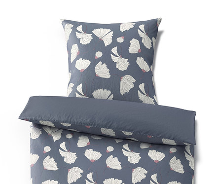 Sötétkék virágmintás mikroszálas ágynemű.