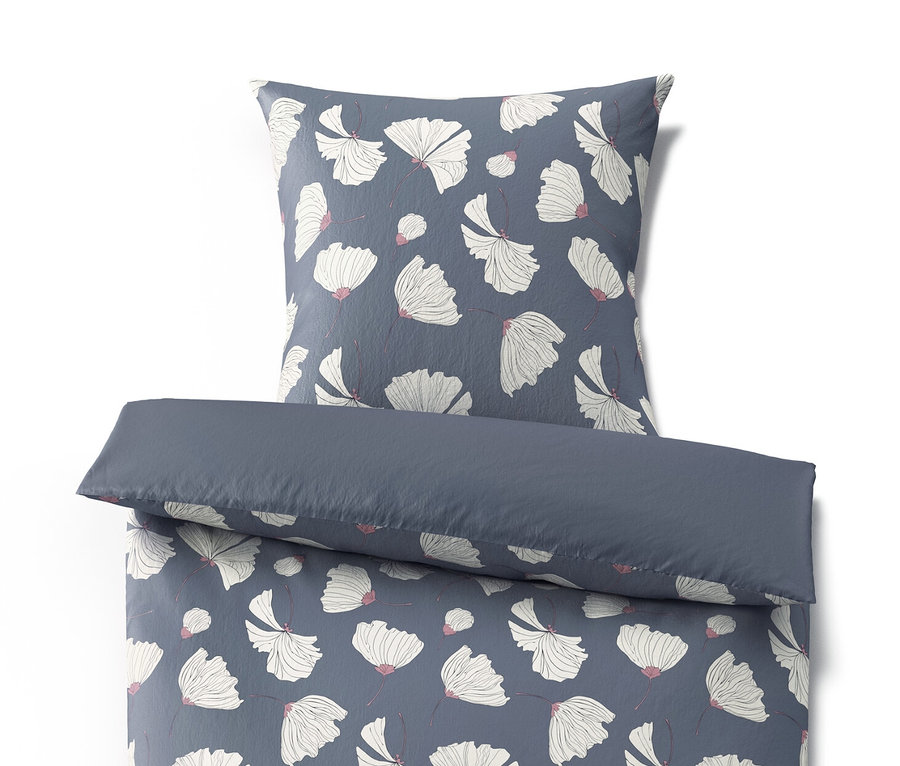 Sötétkék virágmintás mikroszálas ágynemű.