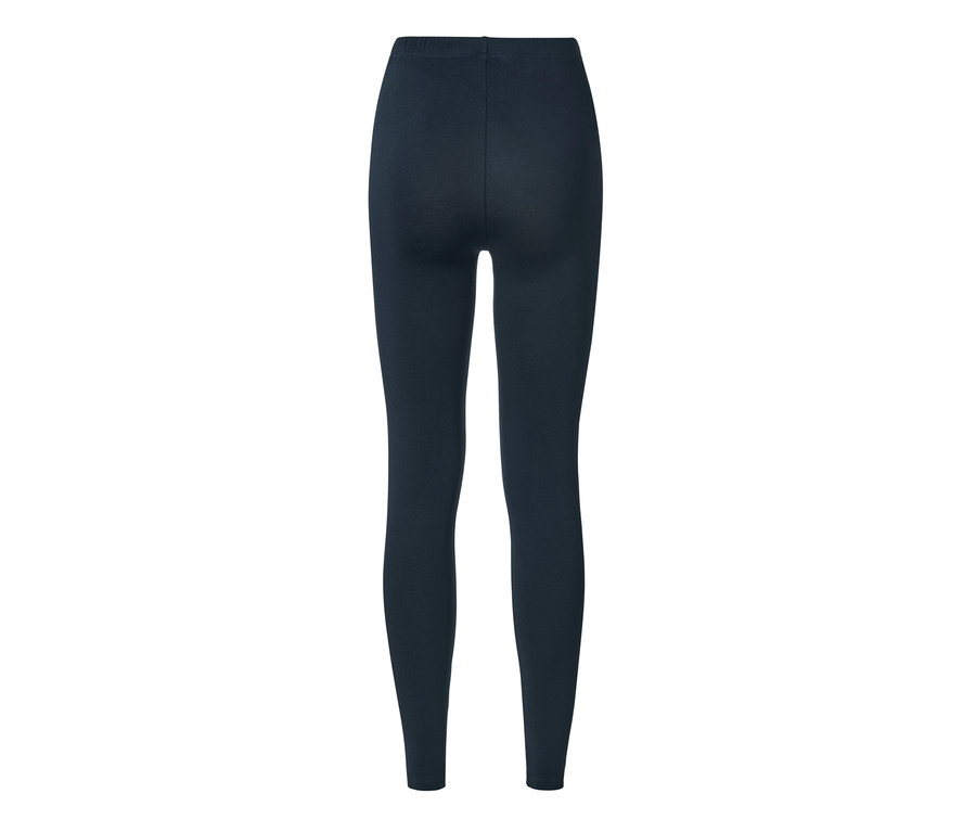 Hátulról látható sötét leggings.