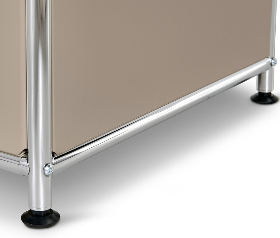 A szürkésbarna »CN3« fém komód részlete 2 lenyíló ajtóval és üvegpolcokkal.