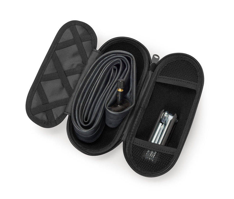 Nyitott fekete doboz a palacktartóba, benne tömlő és szerszám.