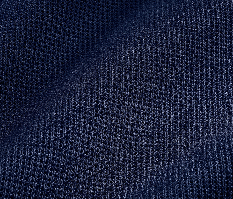 Közeli kép egy sötétkék, texturált pólóról.
