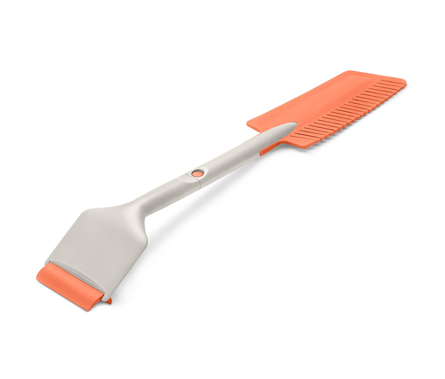 Egy 3az1-ben autós jégkaparó narancssárga pengével és jégfésűvel.