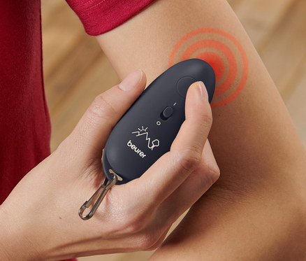 Nő használja a rovarcsípés kezelőt a karján.