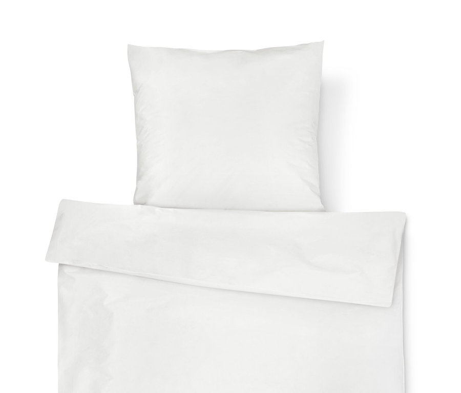 Egy fehér, normál méretű atka elleni ágynemű és egy párna.