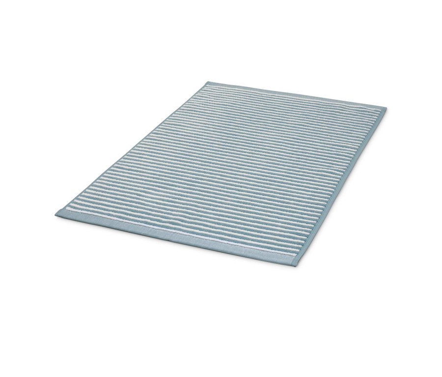 Világoskék csíkos fürdőszobaszőnyeg.