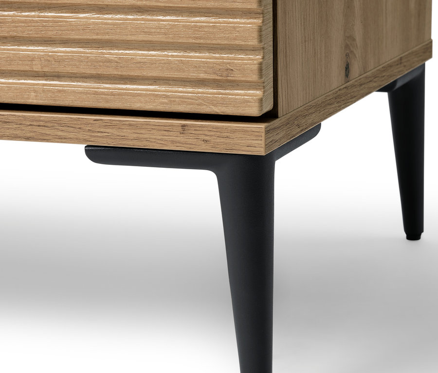 Részlet egy »REET« tálalószekrényből lamellás megjelenéssel és fekete lábakkal.