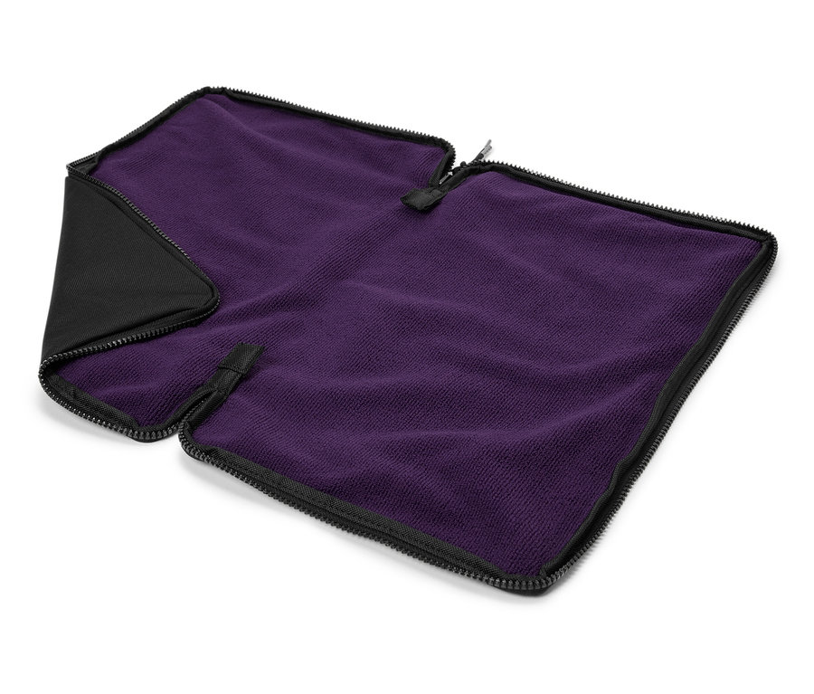 Lila takaró fekete szegéllyel és cipzárral.