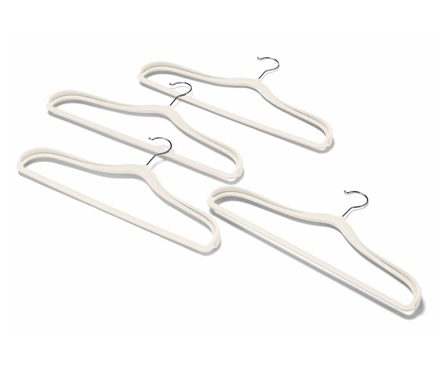 Négy bézs színű ruhaakasztó krómozott kampókkal, fehér háttéren.