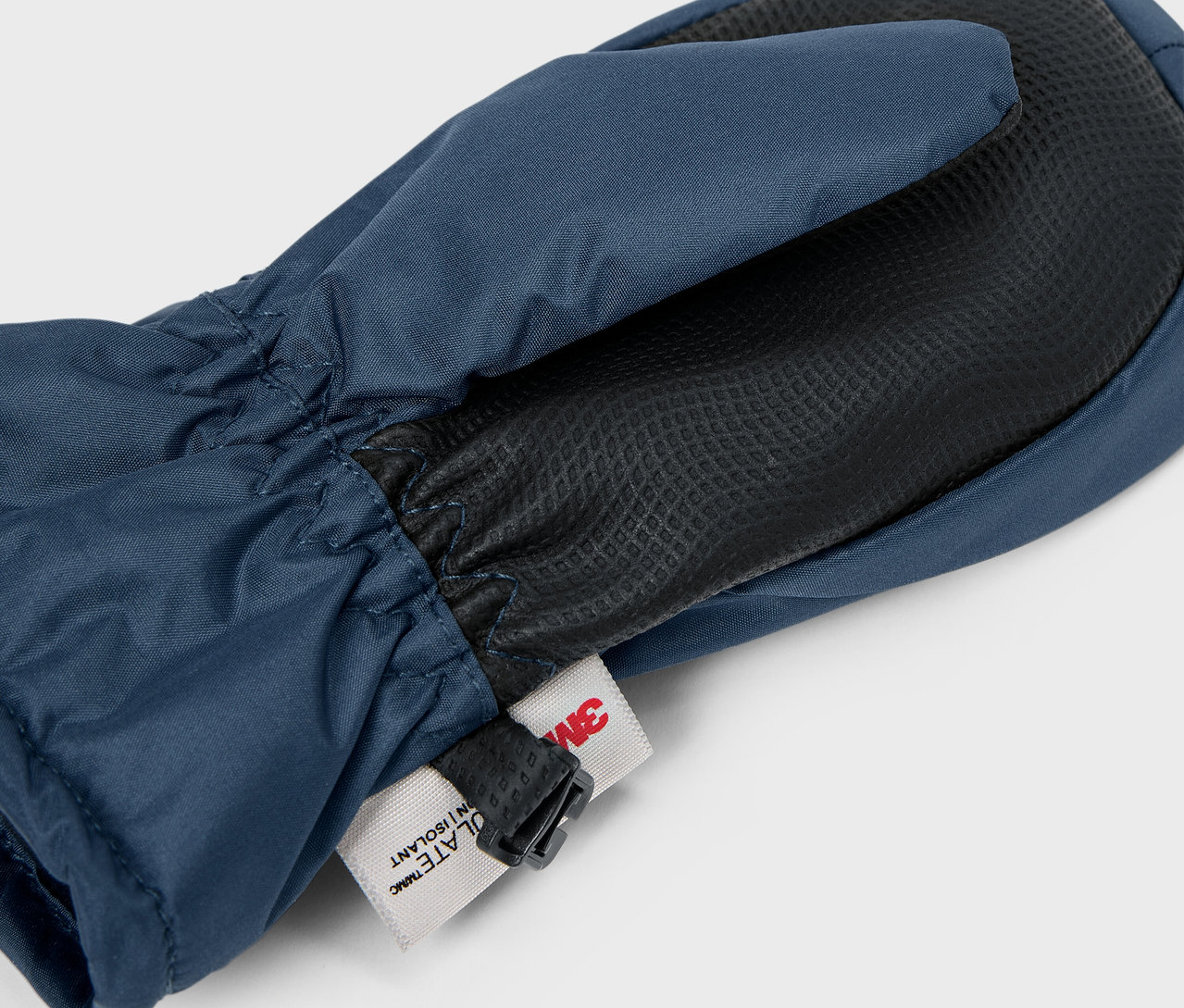 Egy kék színű, fekete tenyérrel és 3M címkével ellátott kesztyű részlete.