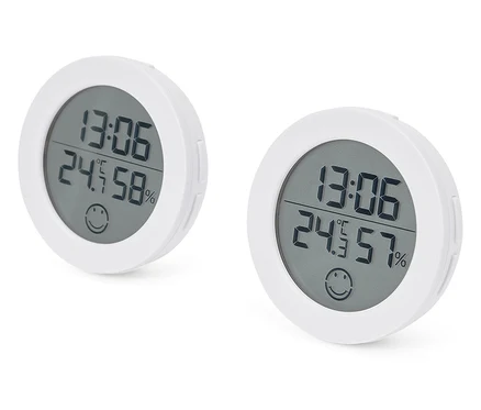 Két fehér digitális hőmérő, amely 13:06-ot, 24,5 Celsius-fokot és 58%-os és 57%-os páratartalmat mutat.