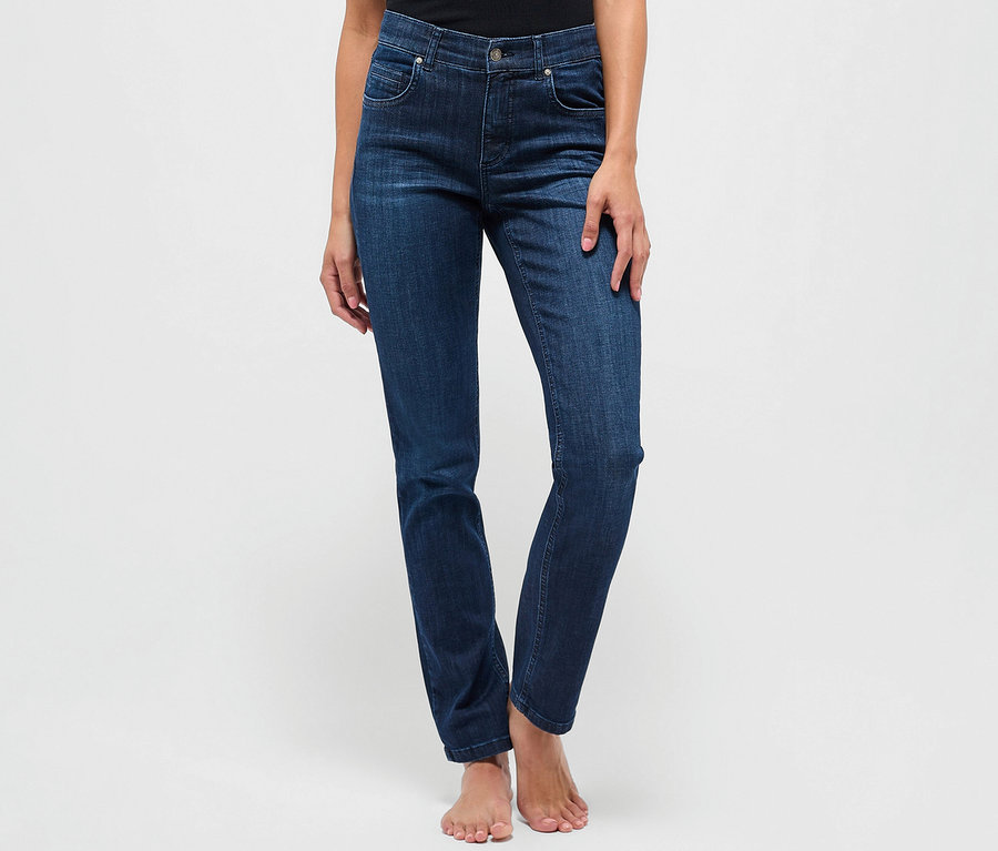 Egy nő áll és Angels »Cici« slim fit farmert visel, sötétkék.