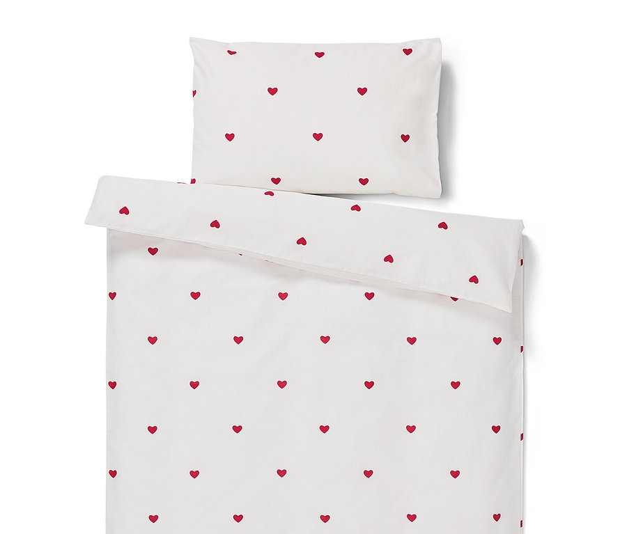 Fehér ágynemű piros szívekkel.
