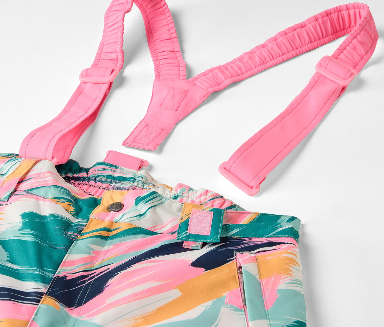 Színes kantáros nadrág absztrakt mintával és rózsaszín pántokkal.