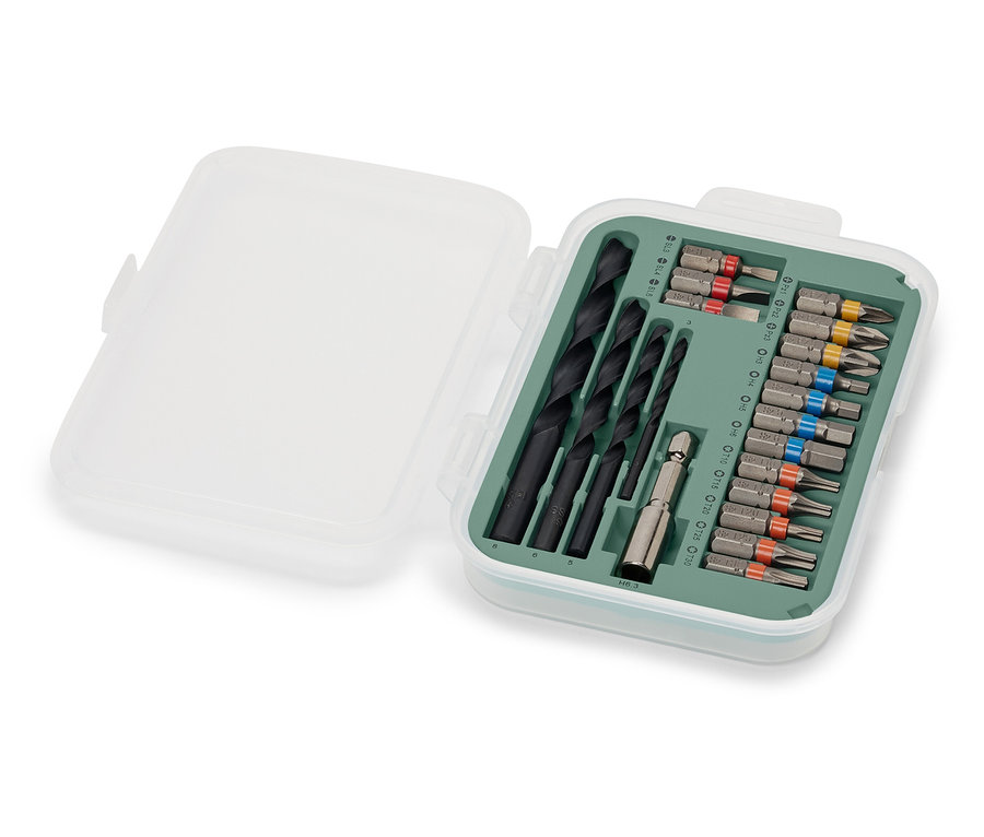 Csavar- és fúrógép készlet nyitott dobozban.