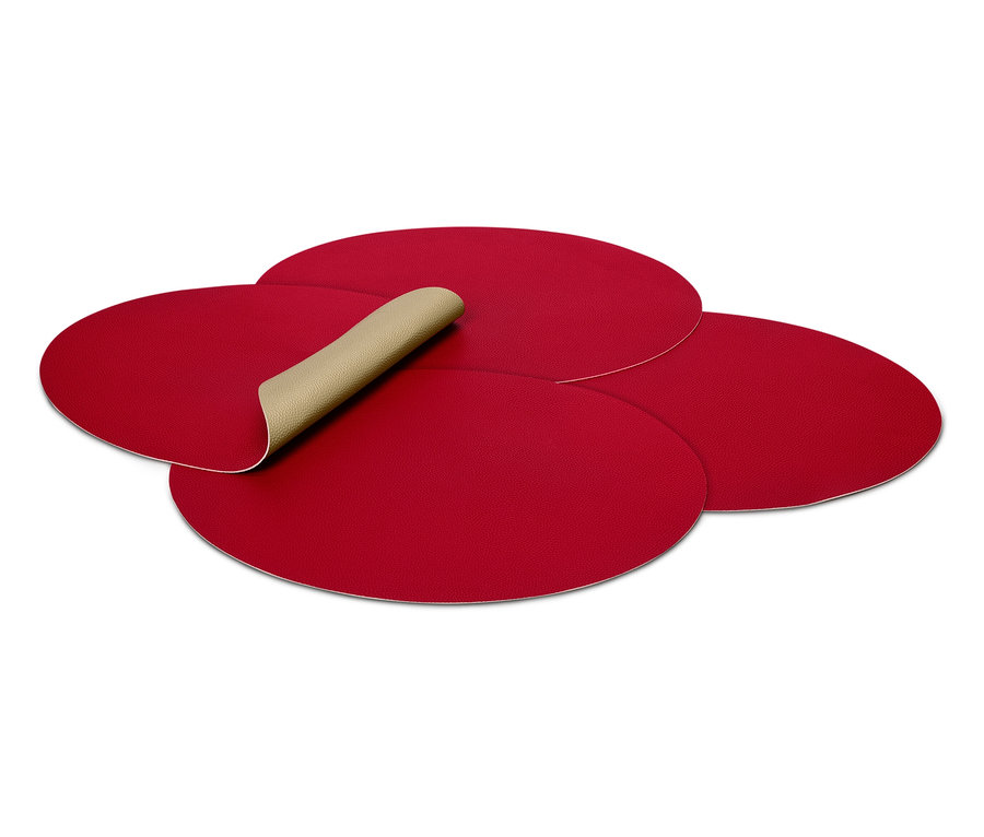 Négy piros teríték, az egyik meg van fordítva, és látszik a bézs alja.