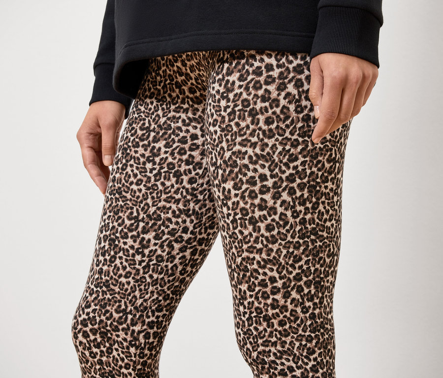 Ismeretlen személy fekete felsőt és állatmintás legginget visel.