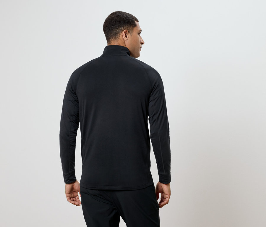 Férfi fekete hosszú ujjúban és nadrágban, hátulról nézve.