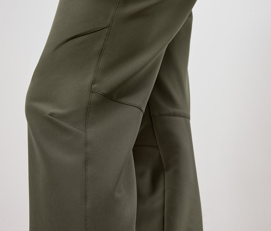 Olívazöld nadrág részlete zsebbel és térdvédővel.