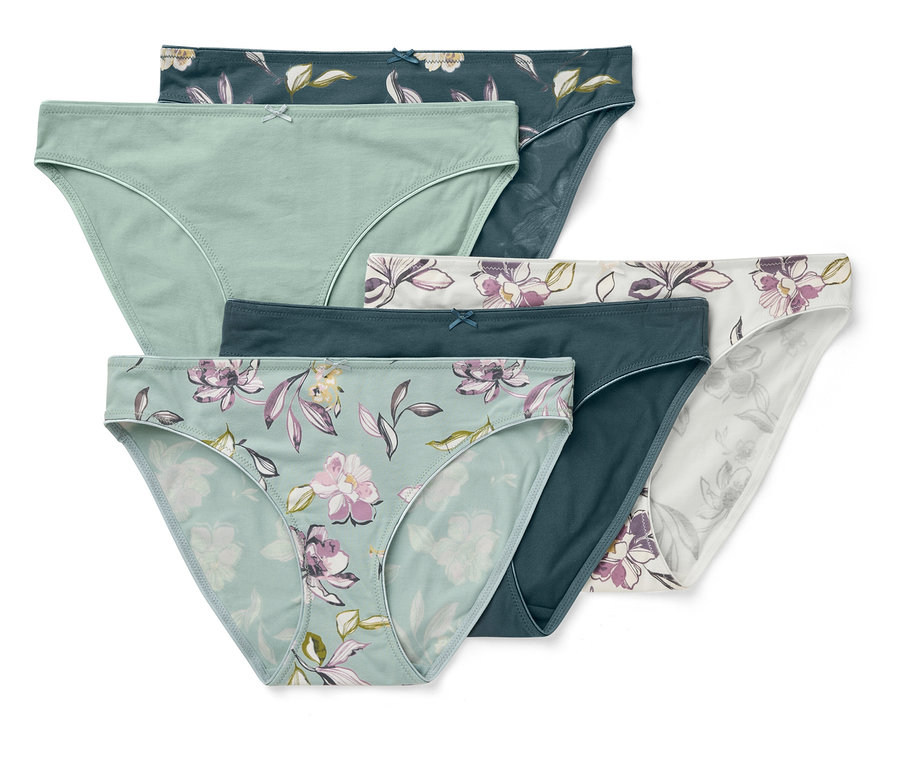 Hat női alsónemű különböző színekben és mintákkal egymásra helyezve.