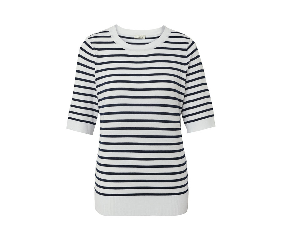 Tengerészkék-fehér csíkos, finom kötésű pulóver rövid ujjakkal.