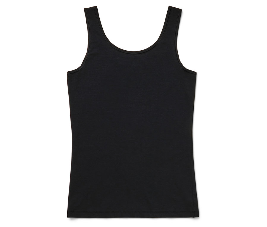 Fekete trikó fehér háttérrel.