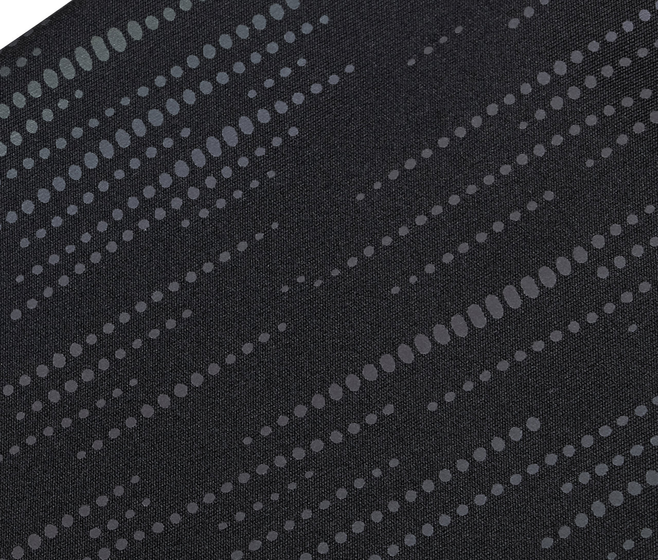 Egy fekete szövet közeli képe, átlós szürke pöttyös csíkokkal.