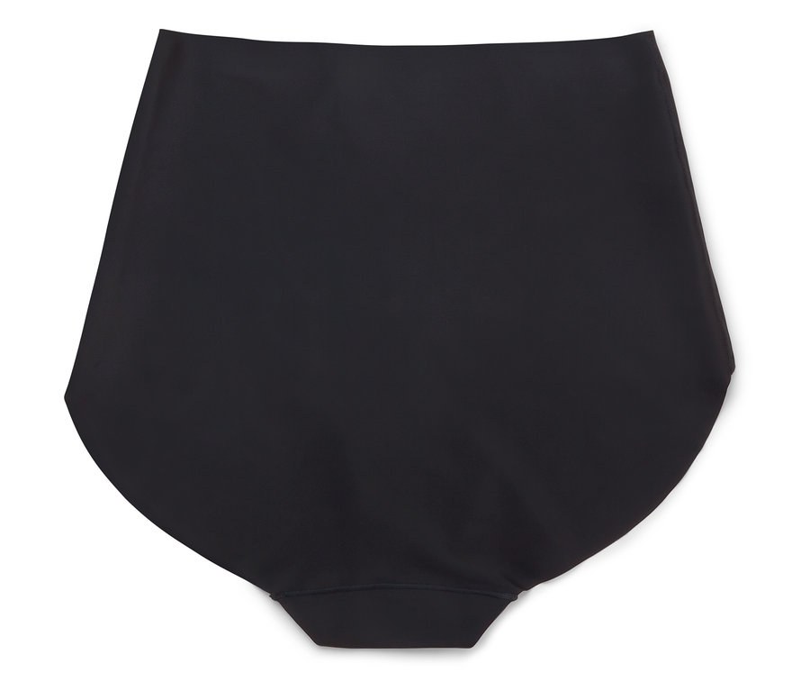 Fekete fehérnemű fekszik egy fehér háttéren.