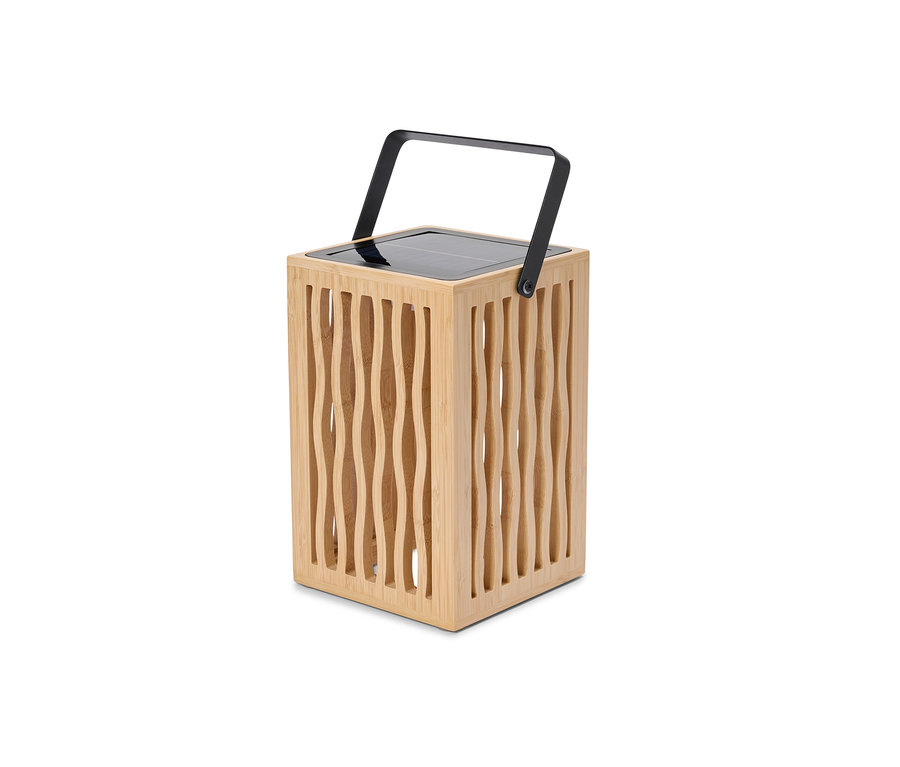 Egy világos fából készült, négyzet alakú lámpás, fekete fogantyúval a tetején és egy napelem a tetején.