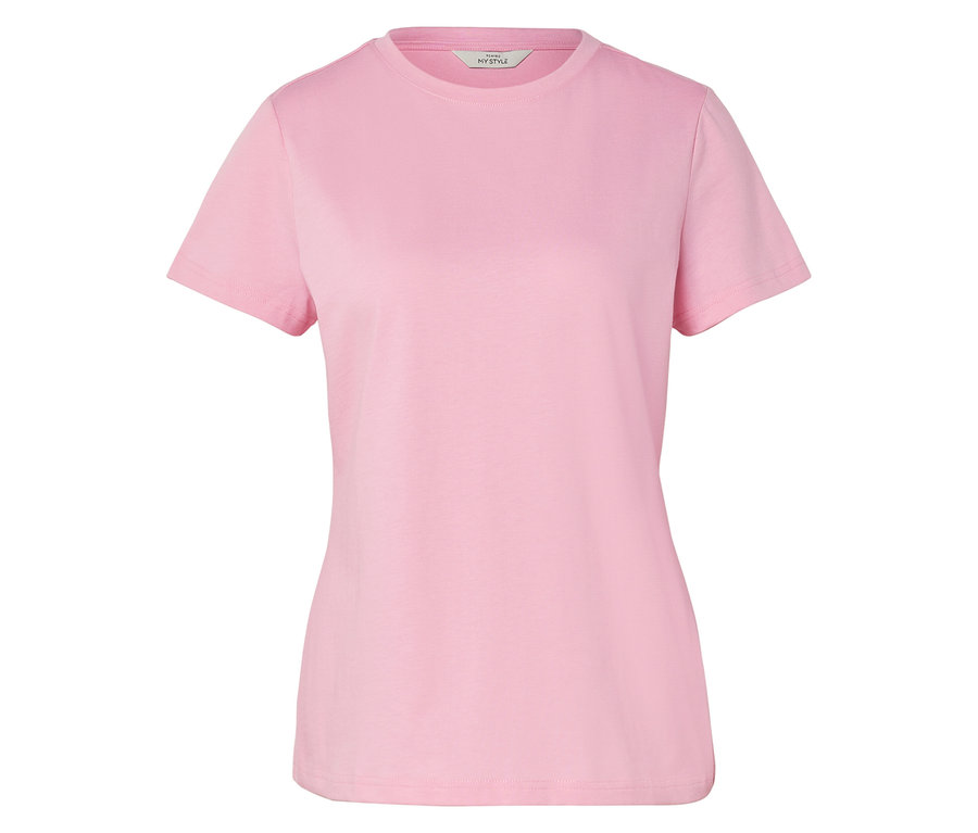 Egy egyszerű, rövid ujjú, rózsaszín póló közeli képe.