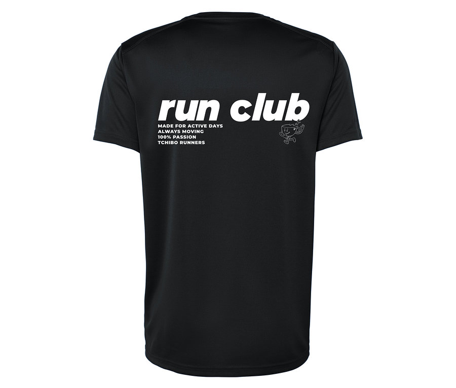 Fekete póló "run club", "MADE FOR ACTIVE DAYS ALWAYS MOVING 100% PASSION TCHIBO RUNNERS" felirattal és egy csésze szárnyakkal.