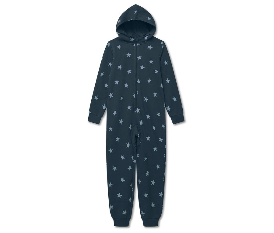 Egy tengerészkék, csillagos, kapucnis pizsama fekszik fehér háttéren.