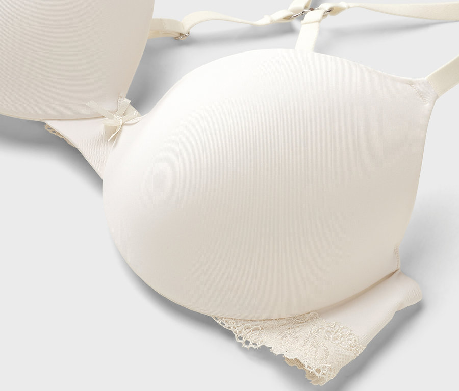 Krémszínű melltartó közeli képe, alján csipkével.