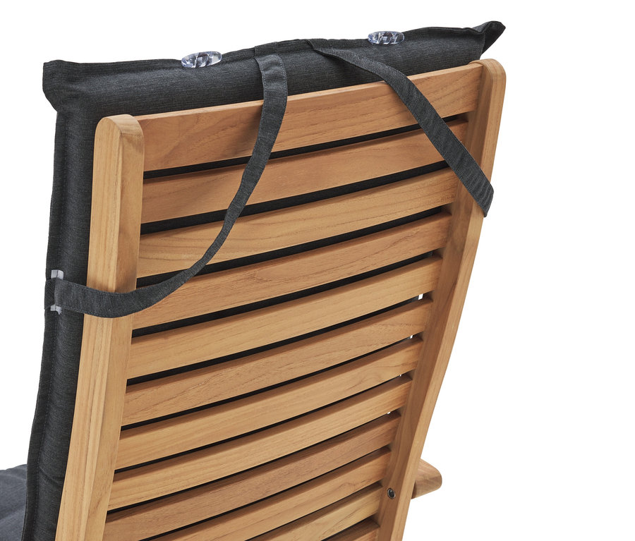 Egy fa szék hátsó nézete, szürke párnával, ami hevederekkel van rögzítve.