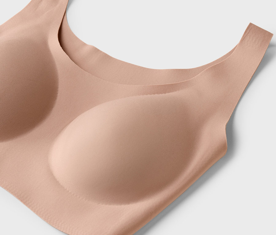 Egy testszínű melltartó közeli képe.