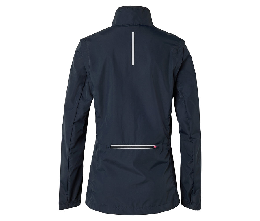 Sötétkék kabát hátulnézetből, fényvisszaverő csíkkal a hát felső részén és fényvisszaverő részletekkel a zseben.