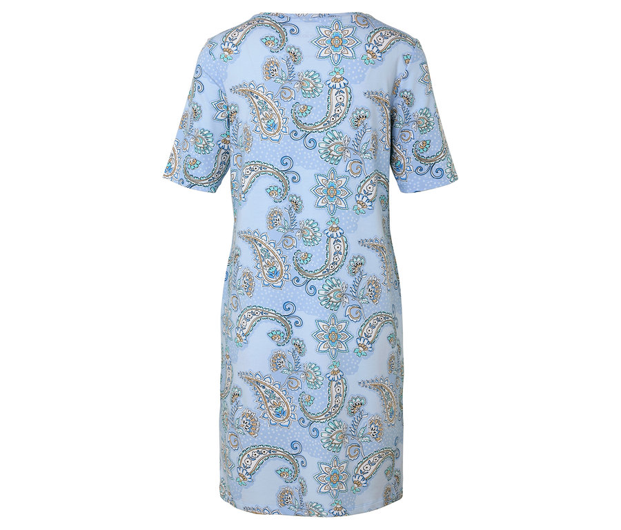 Hátulnézet egy világoskék, rövid ujjú, paisley mintás ruháról.