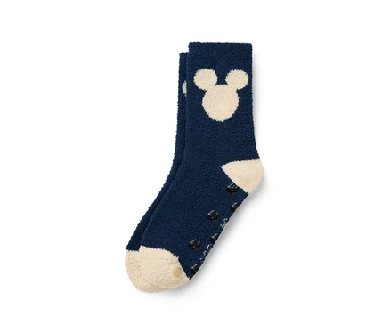Egy sötétkék zokni részletgazdag képe Mickey egér mintával és csúszásgátló talppal.