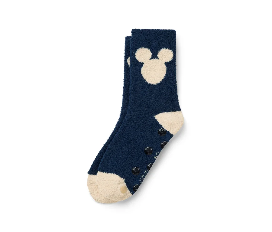Egy sötétkék zokni részletgazdag képe Mickey egér mintával és csúszásgátló talppal.