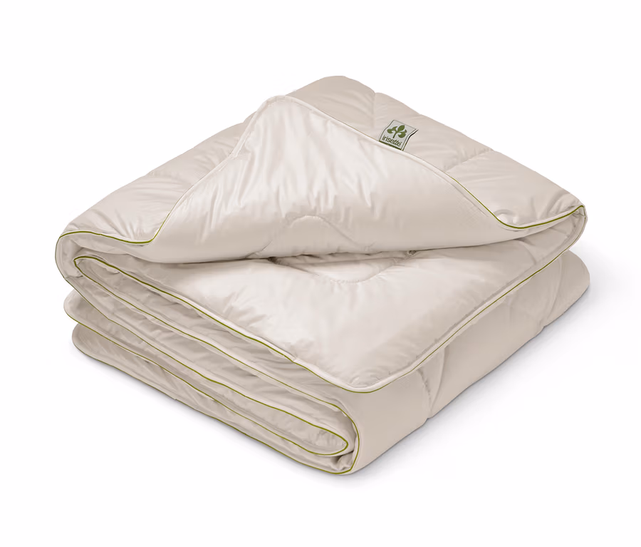 Egy összehajtott irisette® greenline Duo steppelt paplan gyapjúval, standard méretben, világoszöld szegéllyel.