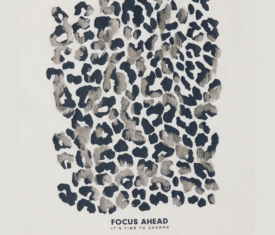 CECIL jersey póló sötétszürke és fémes ezüst leopárdmintás foltokkal világos alapon, alatta „FOCUS AHEAD IT'S TIME TO CHANGE” felirattal.