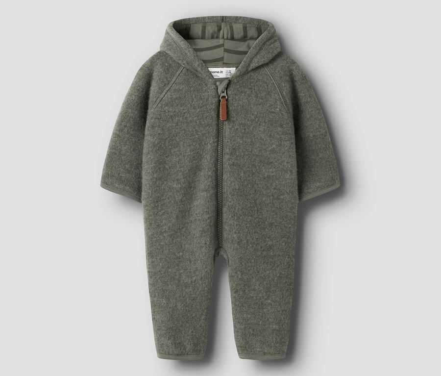 Olivazöld polár bébi overall kapucnival, raglán ujjakkal és cipzárral, barna húzókával.