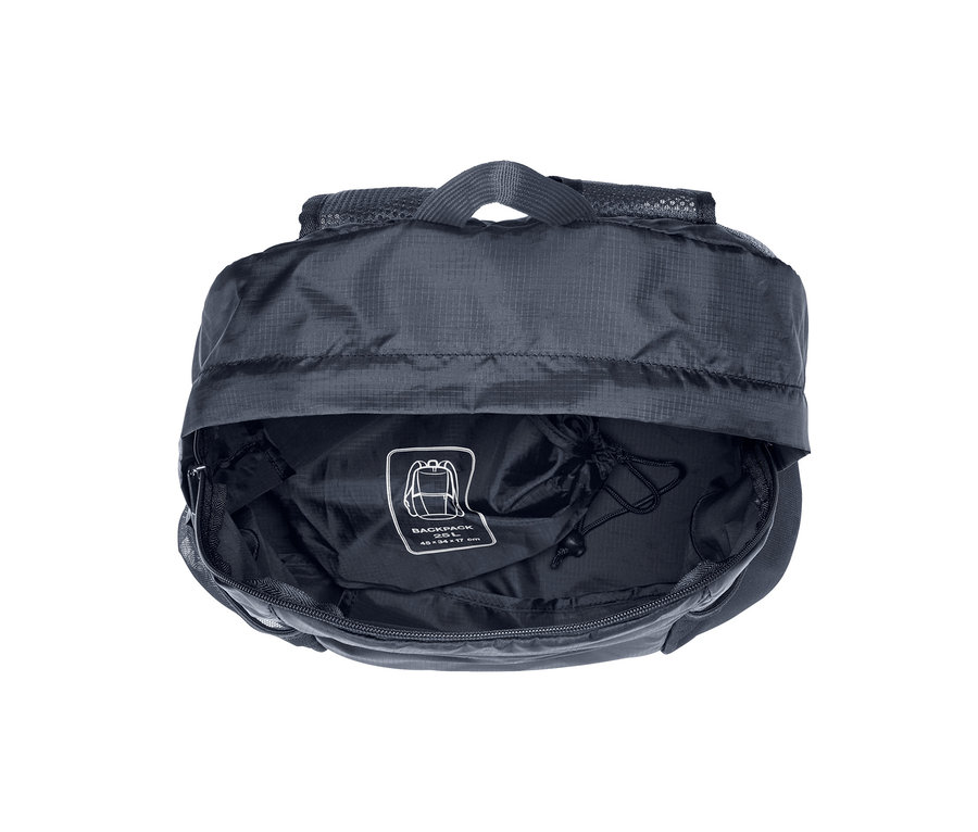 Egy nyitott, összehajtható hátizsák részletes nézete.