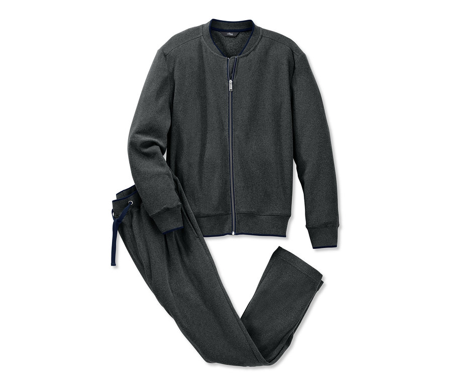 Egy szürke polár szabadidőruha cipzáros kabáttal és nadrággal.