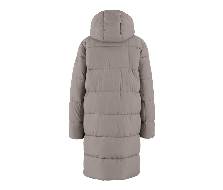 Egy taupe színű, kapucnis steppelt kabát részletes hátnézete.