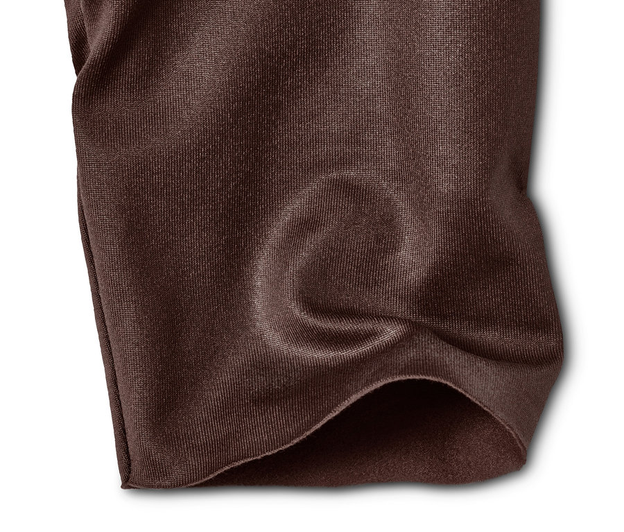 Egy barna, bőrhatású női leggings részletének közeli képe.