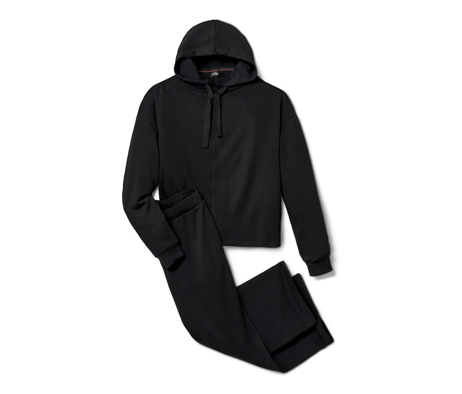 Egy fekete, 7/8-os női szabadidő szett kapucnis felsővel és hosszú ujjakkal, fehér háttéren.