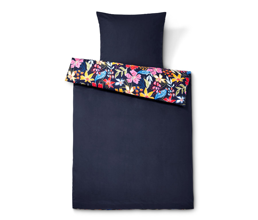 Sötétkék perkál ágynemű virágos szegéllyel és párnával.