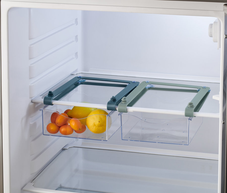 Két kihúzható kosár a hűtőszekrényben, az egyikben citrusfélékkel.